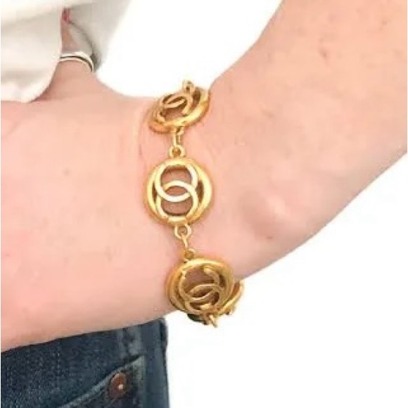 CHANEL VINTAGE RARE MULTI LOGO CHARM
BRACELET 24k Gold Plated - Picture 4 of 4